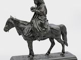 statue représentant une femme à cheval tenant un oiseau dans la main