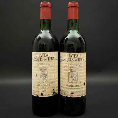 deux bouteilles de vin rouge posées l'une à côté de l'autre sur une table