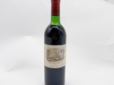 une bouteille de vin posée sur une table