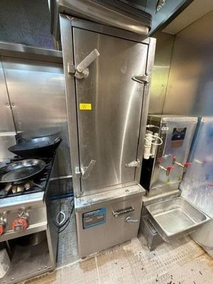 une cuisine équipée d'une cuisinière, d'un four, d'un évier et d'autres appareils électroménagers