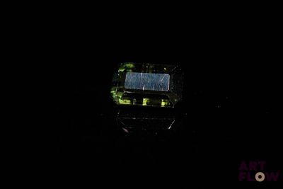 un téléphone portable posé dans le noir