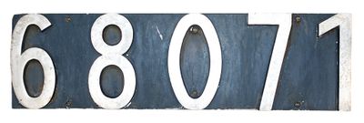 une plaque de numéro de maison bleue et blanche fixée au mur