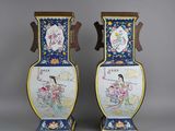 paire de vases chinois sur socles, ornés de caractères asiatiques peints
