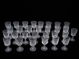 un grand nombre de verres à vin vides posés sur une table