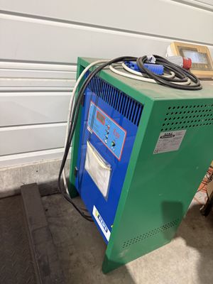 une machine verte posée sur le sol