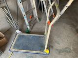 une photo représentant une échelle et un escabeau dans un garage