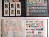 un livre dont les pages sont ornées de timbres et un livre dont les pages sont ornées de timbres