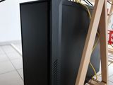 un écran d'ordinateur posé sur un support en bois sous une table