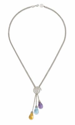 gros plan d'un collier sur fond blanc