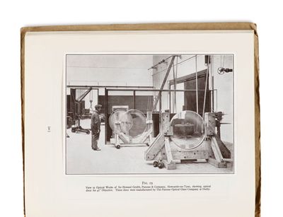photographie en noir et blanc d'un homme debout devant une machine