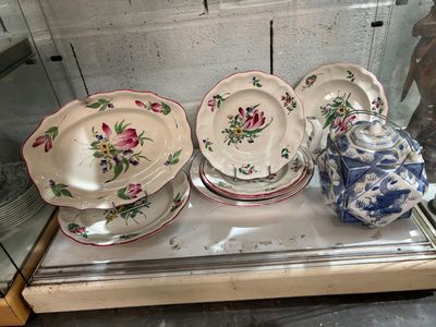 plusieurs assiettes et bols exposés dans une vitrine