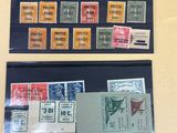 Deux types de timbres différents sont exposés dans une vitrine.