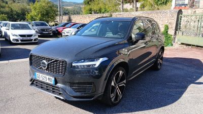 Le SUV Volvo noir est garé sur un parking, avec d'autres voitures en arrière-plan.