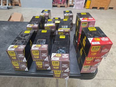 beaucoup de boîtes posées sur une table