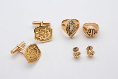 trois paires de boutons de manchette en or et une paire de boutons de manchette
