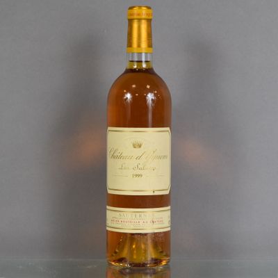des bouteilles de vin sont posées sur une étagère en verre, posée sur un plan de travail gris