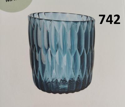 la photo d'une photo représentant un verre bleu