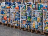 de nombreuses caisses de sodas sur des palettes dans un magasin
