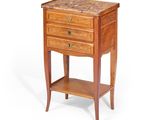 une image représentant une petite table en bois avec des tiroirs et une étagère