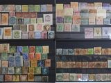 de nombreux types de timbres exposés dans une vitrine