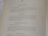 un livre ouvert sur une table recouverte d'une nappe blanche