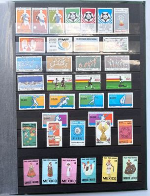 une photo d'une photo d'une collection de timbres