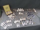 beaucoup de cuillères et de fourchettes en argent sur une table