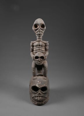 une image représentant une statue de deux crânes empilés l'un sur l'autre
