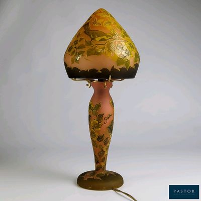 une lampe posée sur une table sur laquelle se trouve une autre lampe