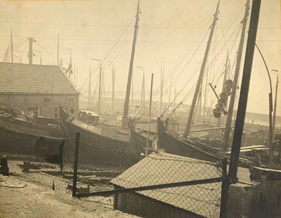 de nombreux bateaux amarrés dans l'eau