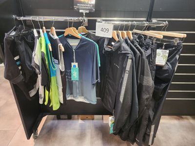 les vêtements sont suspendus à un portant dans un magasin de vêtements