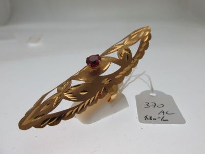 une image représentant une bague en or sertie d'une pierre rouge