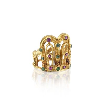 une photo d'une bague plaquée or sertie de pierres multicolores