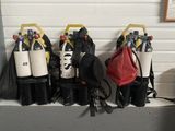 Plusieurs équipements de plongée sont alignés sur une étagère dans un garage