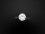une bague sertie d'un seul diamant sur fond noir