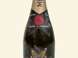 gros plan d'une bouteille de champagne sur fond blanc