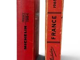 deux livres rouges portant des inscriptions noires, posés l'un à côté de l'autre