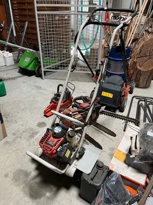 une petite machine posée sur le sol