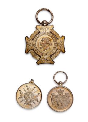 un ensemble de trois médailles, à savoir une médaille, une médaille et une médaille