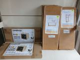une pile de cartons posés les uns à côté des autres sur une étagère