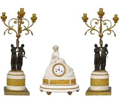 trois types d'horloges différents exposés sur un fond blanc