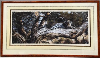 tableau représentant un léopard se reposant sur une branche d'arbre dans une forêt