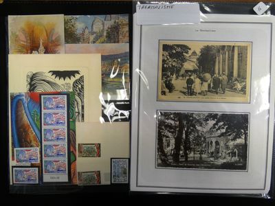une photo montrant une collection de timbres et de cartes postales posée sur une table