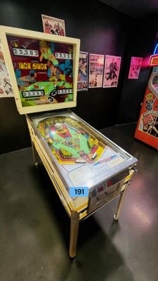 un flipper exposé dans une pièce