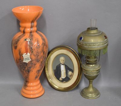 trois vases et une photo d'un homme en smoking, disposés les uns à côté des autres