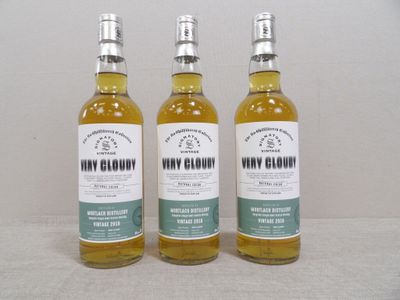 trois bouteilles de whisky posées les unes à côté des autres sur une table