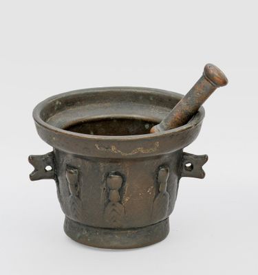 Mörser mit Pistill Bronze. Sur la tige éingezogène se trouve…