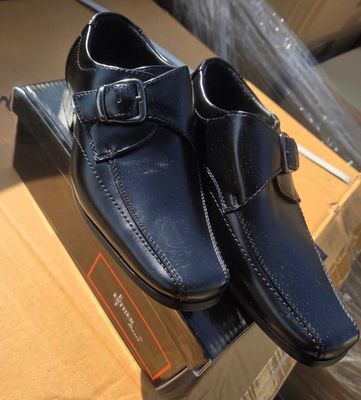 une paire de chaussures qui se trouve sur le dessus d'une boîte