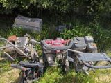 many lawn mowers that are sitting in the grass