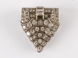une image représentant une broche en diamant et en argent sur fond blanc